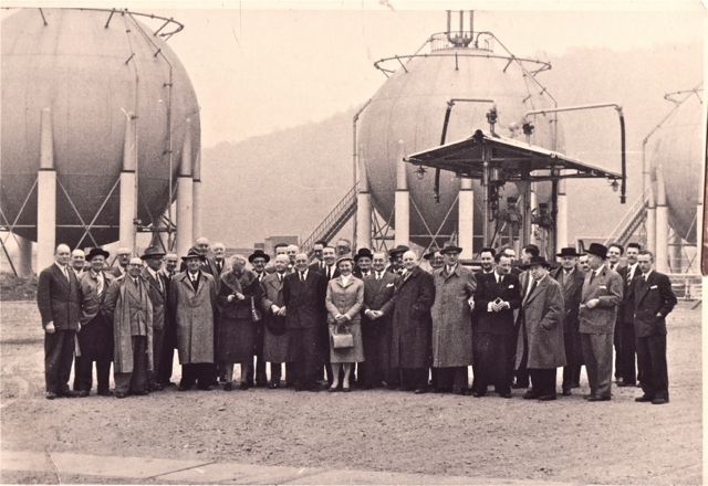 Ook al waren de leden van de seniorenclub zeer tevreden van het bedrijfsbezoek (weerom een dag gevuld!), van wat er in de fabriek juist gebeurde kon niemand een zinnig woord vertellen. 